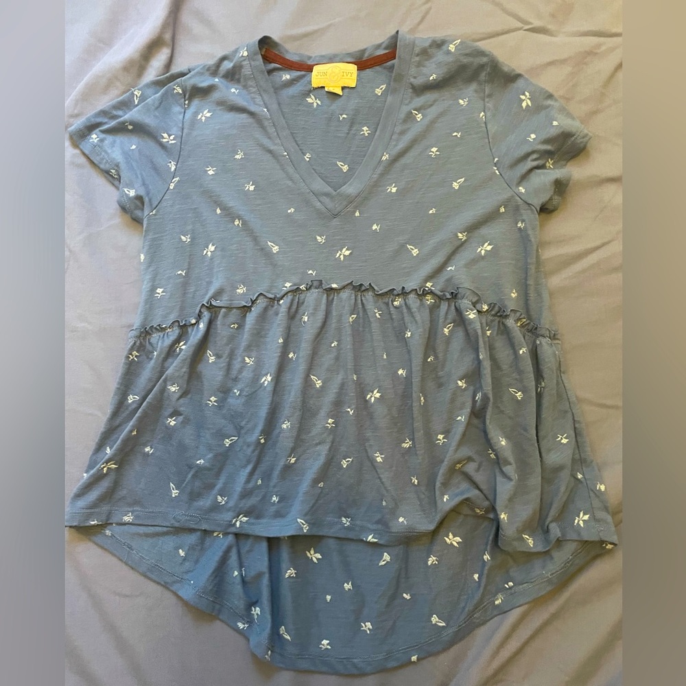 Francesca’s Jun Ivy blue blouse, small, floral decoration, flowing, lightweight